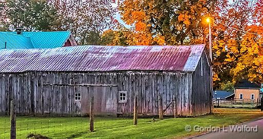 Autumn Barn_P1200056.jpg - Photographed near Kilmarnock, Ontario, Canada.